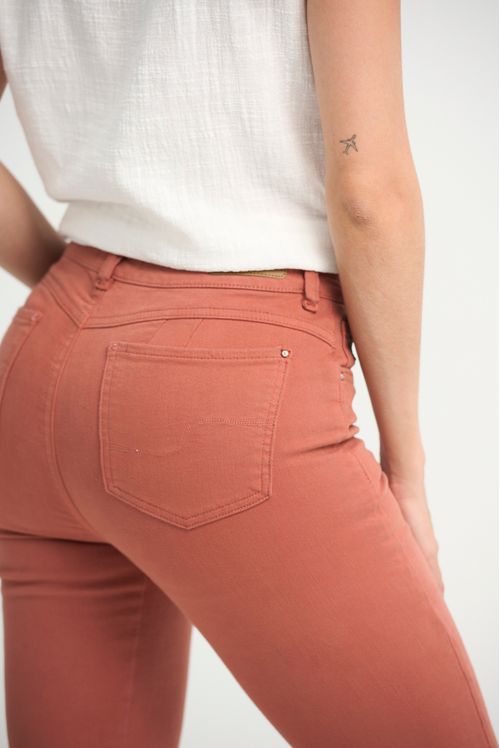 Jean levantacola café con bolsillos para mujeres
