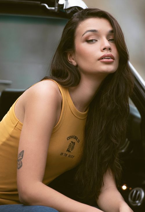 Camiseta en rib mostaza y estampada para mujeres
