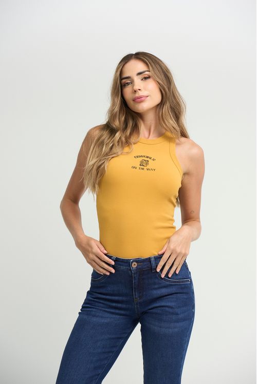 Camiseta en rib mostaza y estampada para mujeres