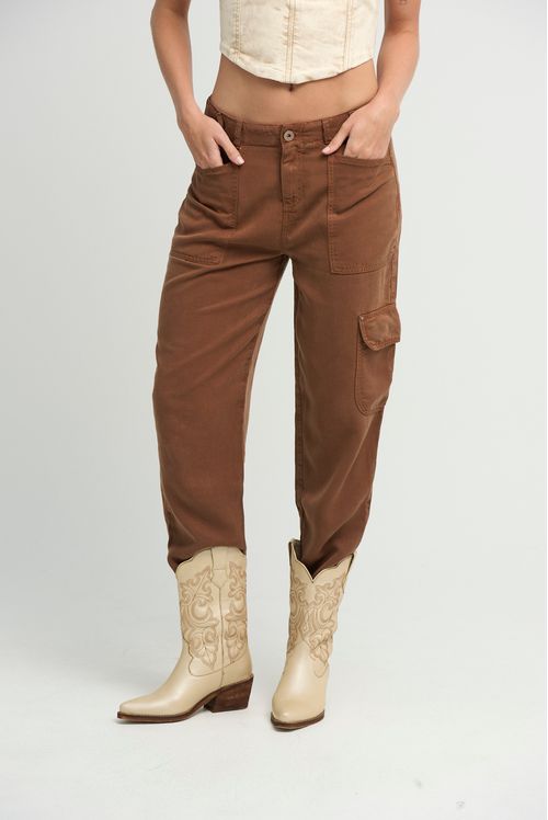 Jean cargo chocolate bolsillos en costados para mujeres