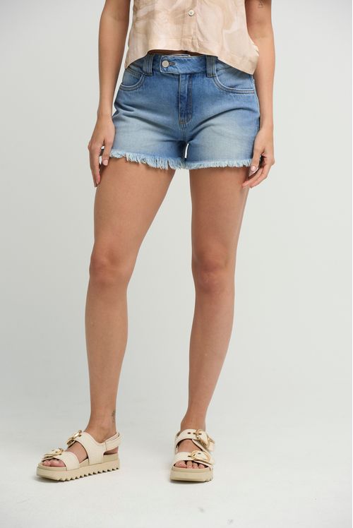 Short claro con bota desflecada para mujeres