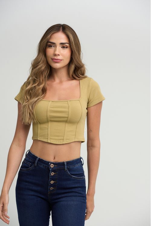 Camiseta pistacho con sesgos decorativos para mujeres