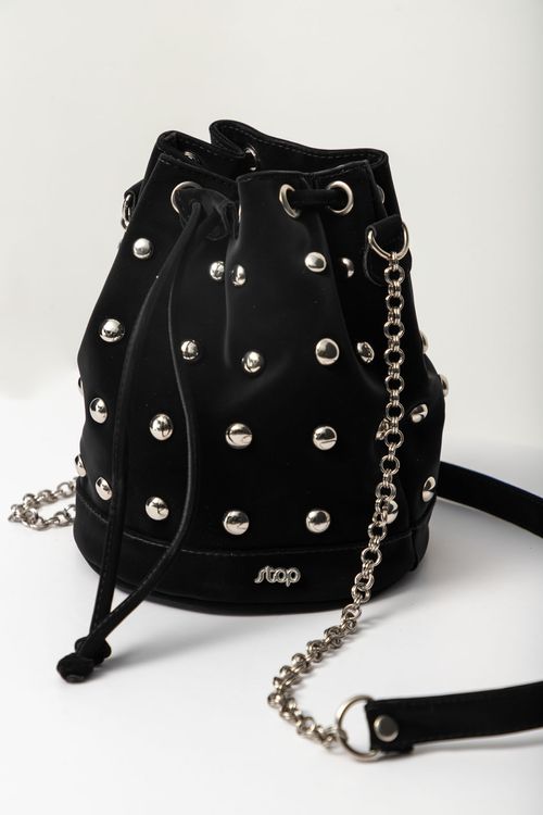 Bolso negro con taches metálicos para mujeres