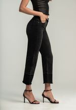 JEAN-LEVANTACOLA-10017818-NEGRO_6