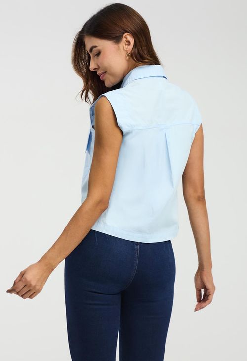 Blusa azul claro con bolsillo para mujeres