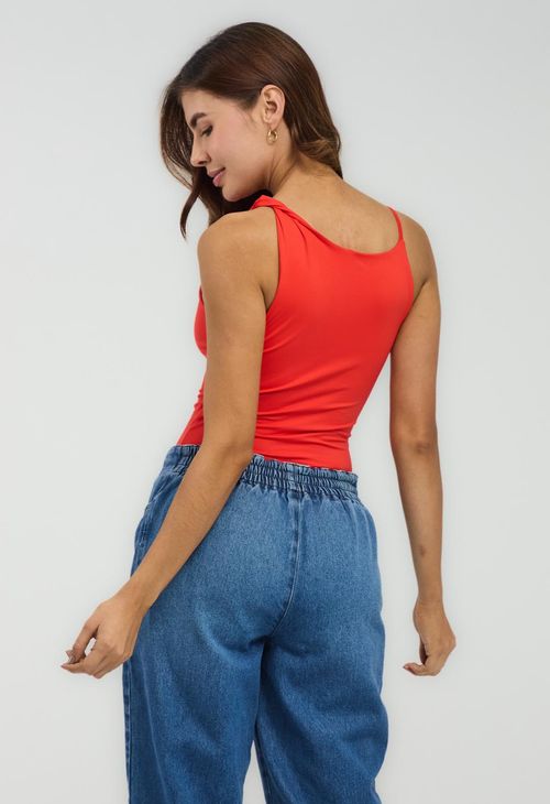 Camiseta roja con drapeado para mujeres