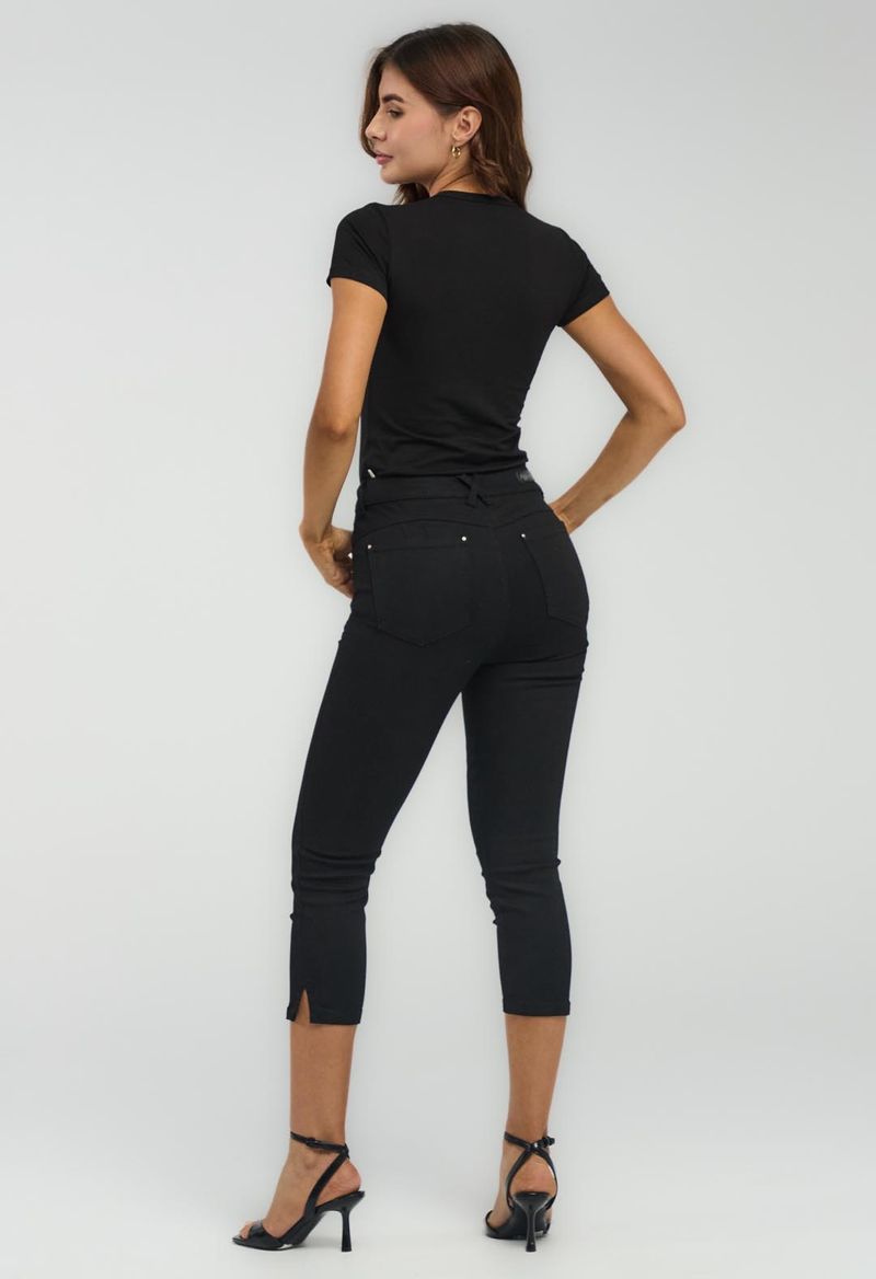 CAPRI-10136802-NEGRO_2.jpg