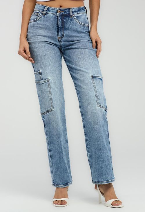 Jean cargo medio con detalle en bolsillos para mujeres