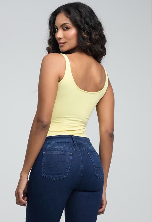 Camiseta amarillo pastel básica para mujeres