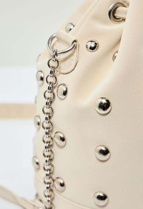 Bolso beige con taches metálicos