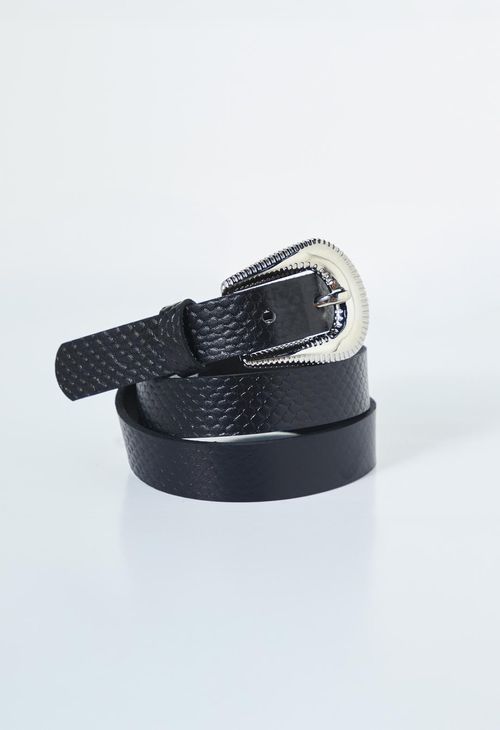 Cinturón negro con hebilla texana
