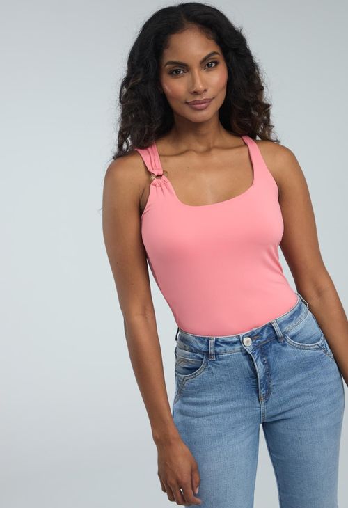 Camiseta coral con argolla para mujeres
