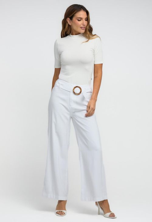 Pantalón blanco con cinturón y hebilla para mujeres