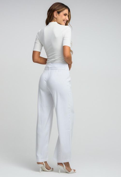Pantalón blanco con cinturón y hebilla para mujeres